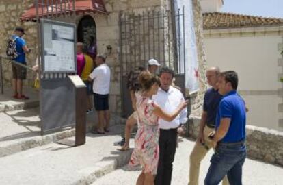 El presidente de la Diputación, Javier Moliner, junto a la directora del castillo, y el alcalde.