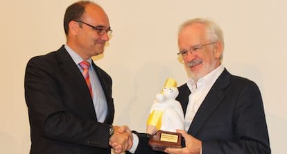Forges recibe el premio de manos del rector Palomar