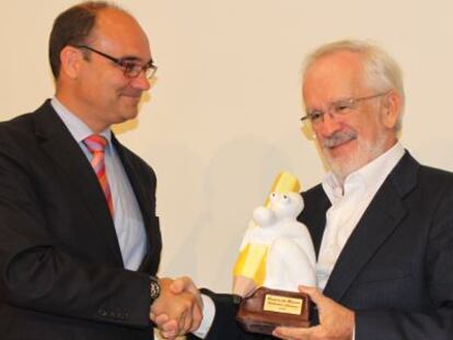 Forges recibe el premio de manos del rector Palomar