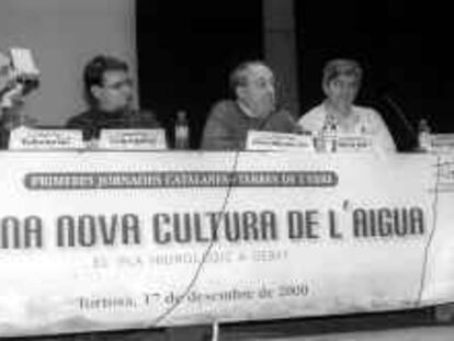 b sin nº (17/12/00) -recibida por email- Mesa sobre el agua en Tarragona, en la foto Pedro Arroyo, Carles Ibañez, Javier Martinez - Gil y Narcis Prat. -foto: JOSE LUIS SELLART SANJUAN.