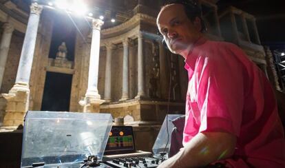 Matthew Herbert, durante el ensayo general de 'Bacantes', el miércoles en el teatro romano de Mérida.