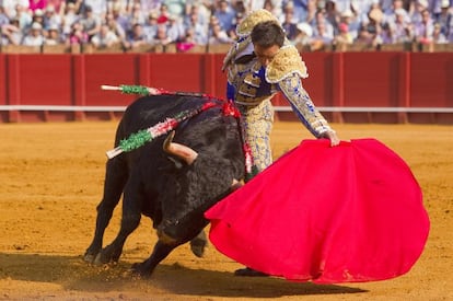 El Cid durante la faena a su primer toro.