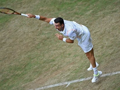 Bautista sirve durante el partido contra Medvedev en Halle.