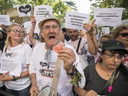 Afectados por el cierre de clínicas IDental se manifiestan frente al Ministerio de Sanidad el pasado día 18.