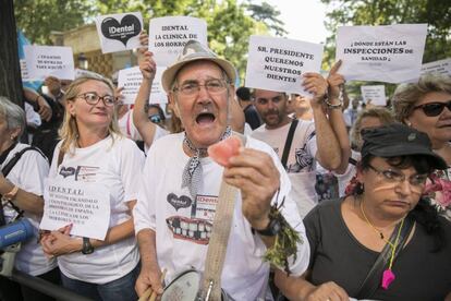 Afectados por el cierre de clínicas IDental se manifiestan, en una concentración frente al Ministerio de Sanidad.