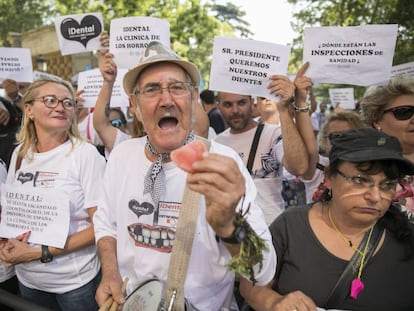 Afectados por el cierre de clínicas IDental se manifiestan, en una concentración frente al Ministerio de Sanidad.