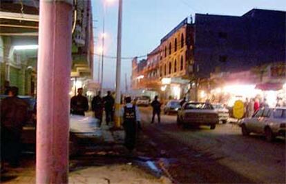 Policías iraquíes, en la calle de Diwaniya donde ayer se produjo el ataque contra los militares españoles.