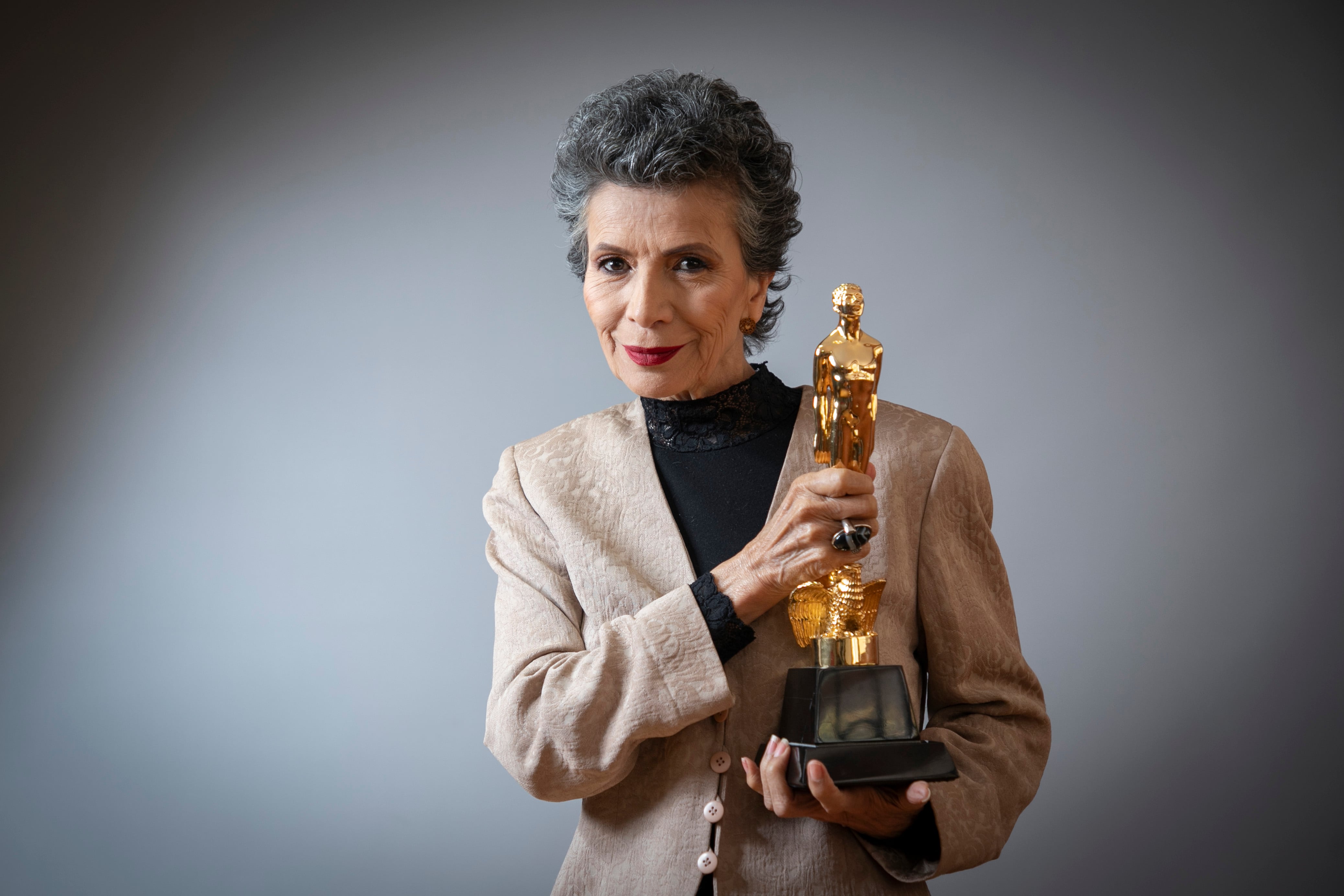 Patricia con el Ariel de Oro que recibió el 20 de septiembre.