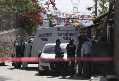 Policías y peritos forenses charlan frente a la casa de la alcaldesa Gisela Mota en Temixco, Morelos.