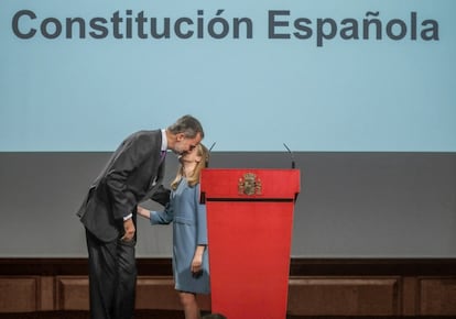La princesa Leonor saluda al rey Felipe VI tras su primera intervención en público, donde leyó el artículo primero de la Constitución, en la sede del Instituto Cervantes de Madrid, el 31 de octubre de 2018.
