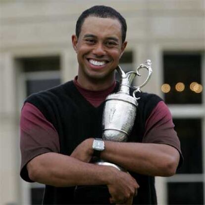 Woods posa con el trofeo de campeón del Abierto Británico en el campo Old Course de St. Andrews, Escocia.