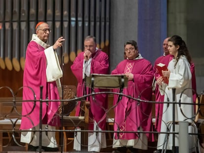 El presidente de la Conferencia Episcopal Española, el cardenal Juan José Omella, durante una misa en la basílica de la Sagrada Familia, el pasado marzo.