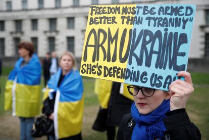 Una manifestante pide el envío de armas a Ucrania, en Londres, el pasado 1 de mayo.