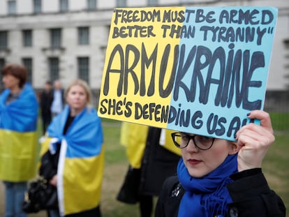 Una manifestante pide el envío de armas a Ucrania, en Londres, el pasado 1 de mayo.