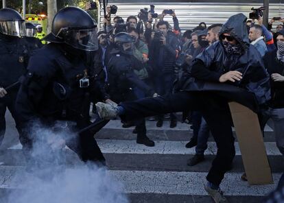 Grupos de independentistas se han concentrado cerca del final del recorrido de Jusapol, en la plaza André Malraux y al final del paseo Sant Joan, donde los Mossos d'Esquadra han evitado que ambas manifestaciones llegaran a entrar en contacto con cargas puntuales contra los convocados por los CDR. En la imagen, agentes de los Mossos d'Esquadra se enfrentan a miembros de los CDR en Barcelona.