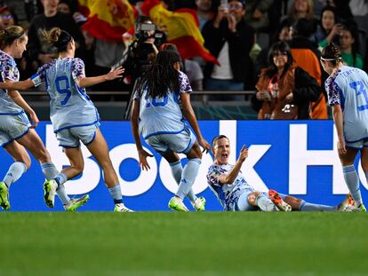 La jugadora de la selección de España Laia Codina (segunda por la derecha) celebra el cuarto gol del equipo.