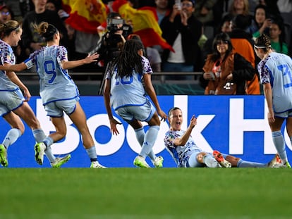 La jugadora de la selección de España Laia Codina (segunda por la derecha) celebra el cuarto gol del equipo.