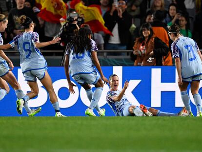 La jugadora de la selección de España Laia Codina (segunda por la derecha) celebra el cuarto gol del equipo.