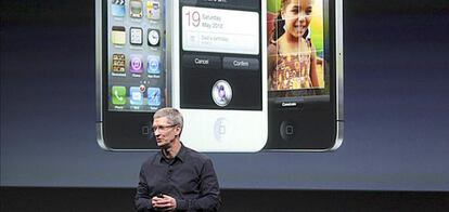 El CEO de Apple, Tim Cook, frente al nuevo iPhone 4S.