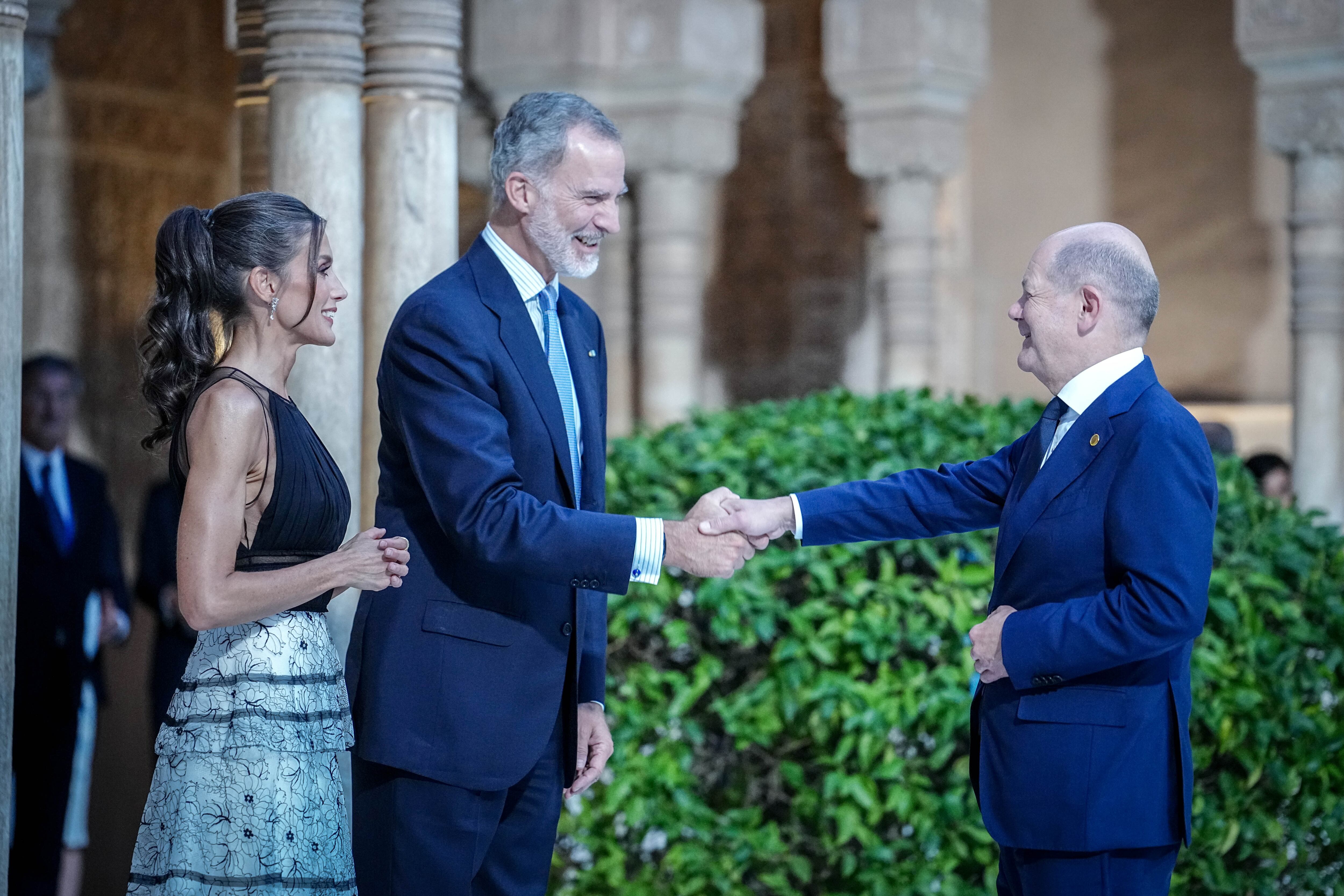 Los Reyes reciben al canciller alemán, Olaf Scholz, en el Patio de los Leones.  