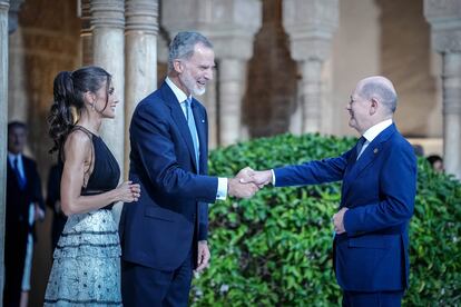 Los Reyes reciben al canciller alemán, Olaf Scholz, en el Patio de los Leones.  