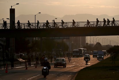 Ciclistas cruzan un puente peatonal en Bogotá, en marzo de 2020.