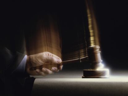 Un juez golpea con el mazo sobre la mesa en una Corte de justicia.
