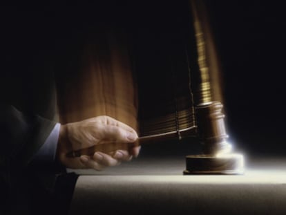 Un juez golpea con el mazo sobre la mesa en una Corte de justicia.