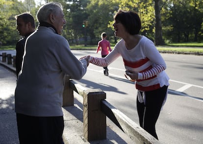 Mario Vargas Llosa ha salido esta mañana, como cada día a correr por Central Park y ha sido saludado por turistas españoles y extranjeros que le han reconocido. Aquí le saluda una canadiense que disfruta como él del hermoso día que ha hecho este sábado en Nueva York.