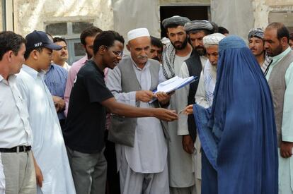 2011, Mazar e Sharif, norte de Afganistán. Distribución de cupones a poblaciones vulnerables para la compra de alimentos. Para la preparación de este proyecto una de las primeras cosas que hubo que decidir a qué grupos de población se dirigiría la ayuda. El diagnóstico fue que a huérfanos, viudas y mutilados de guerra. Una triste representación de la realidad que ha vivido Afganistán durante décadas. En la foto, mi querido amigo y compañero haciendo la primera entrega. Tiempo después me dijo que esta es una de sus fotos preferidas.