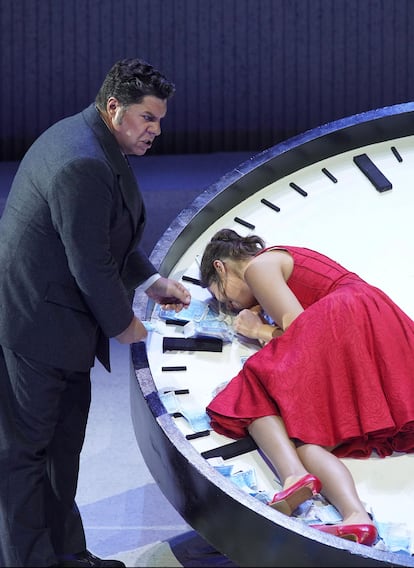 El barítono Luca Salsi y la soprano Nadine Sierra al final del segundo acto de ‘La traviata’, el pasado 24 de junio en el Teatro Real.