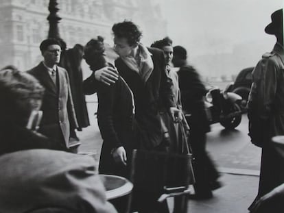 En un beso de 10 segundos participan 80 millones de bacterias. En la imagen, 'Le baiser de l'hôtel de ville', de Robert Doisneau.