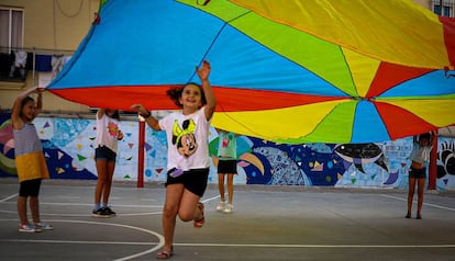 Inici dels casals d'estiu a l'escola Bogatell de Barcelona.