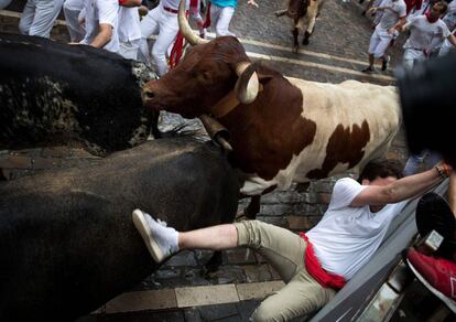 Los toros de la ganaderia salmantina de Puerto de San Lorenzo han protagonizado el primer encierro de estos Sanfermines 2018.