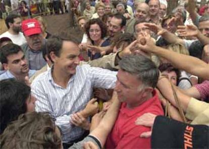 Zapatero, rodeado de militantes socialistas, durante la Fiesta de la Rosa en Gavá.