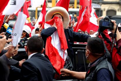 El candidato besa la bandera peruana a su llegada a la sede del partido Perú Libre, en Lima.