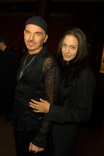 Angelina Jolie y Billy Bob. Los actores se conocieron durante el rodaje de 'Fuera de control'. Se casaron en 2000 y fue un matrimonio lleno de excentricidades, como llevar cada uno un frasco con sangre del otro. La pareja se separó en 2003.