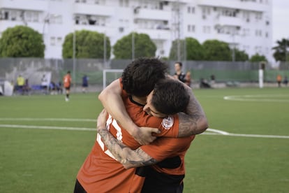 Dos jugadores del Gerena se abrazan celebrando un gol esta temporada.