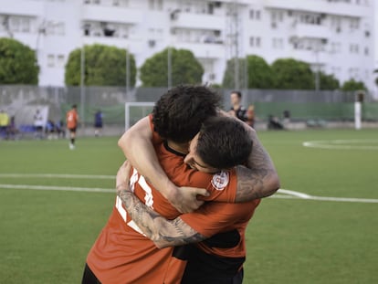 Dos jugadores del Gerena se abrazan celebrando un gol esta temporada.