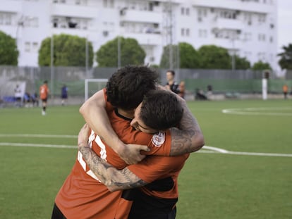 Dos jugadores del Gerena se abrazan celebrando un gol esta temporada.