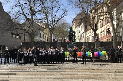 Globos, flores y música para celebrar el cumpleaños de Bach frente a su casa natal en Eisenach.
