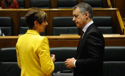 La consejera Arantza Tapia y el lehendakari Iñigo Urkullu, al inicio del pleno de control