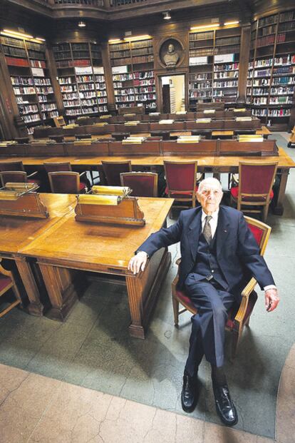 <b>Stéphane Hessel, uno de los padres de la Declaración Universal de los Derechos Humanos y autor del manifiesto <i>¡Indignaos!, </i>fotografiado el año pasado en la biblioteca del Colegio de Abogados de Barcelona.</b>