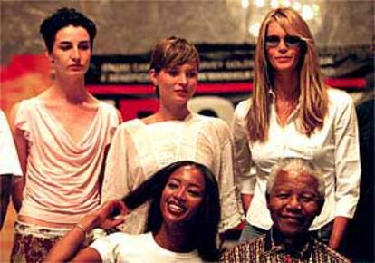 Nelson Mandela, junto a Naomi Campbell y otras modelos, en Barcelona.