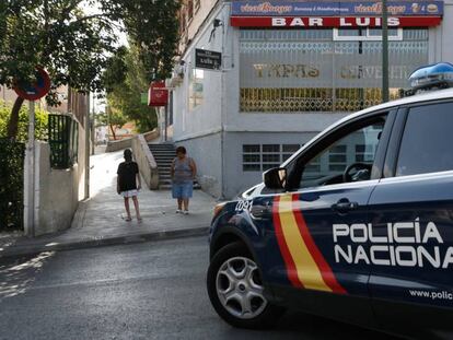 Un coche de la Policía Nacional frente al bar.