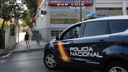 Un coche de la Policía Nacional frente al bar.