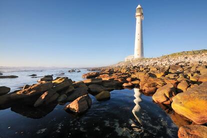 El faro de Slangkop se asoma desde el famoso Cabo de Buena Esperanza, a 30 kilómetros de Ciudad del Cabo (Sudáfrica). Se levantó en 1914, pero no funcionó hasta 1919. El naufragio del vapor Maori unos años antes puso de manifiesto la necesidad de una almenara.