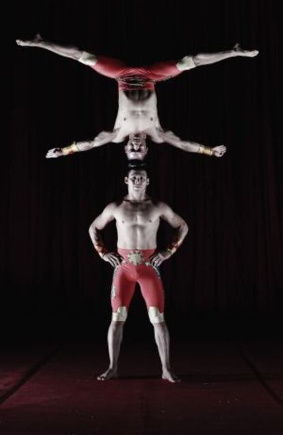 El Duo Vitaly, en ple exercici d'acrobàcia.