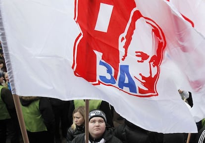 Un seguidor de Putin ondea una bandera de su movimiento, el 12 de diciembre.