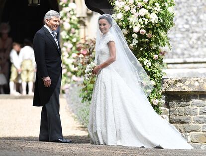Pippa Middleton acompañada de su padre Michael Middleton a la llegada a la iglesia.